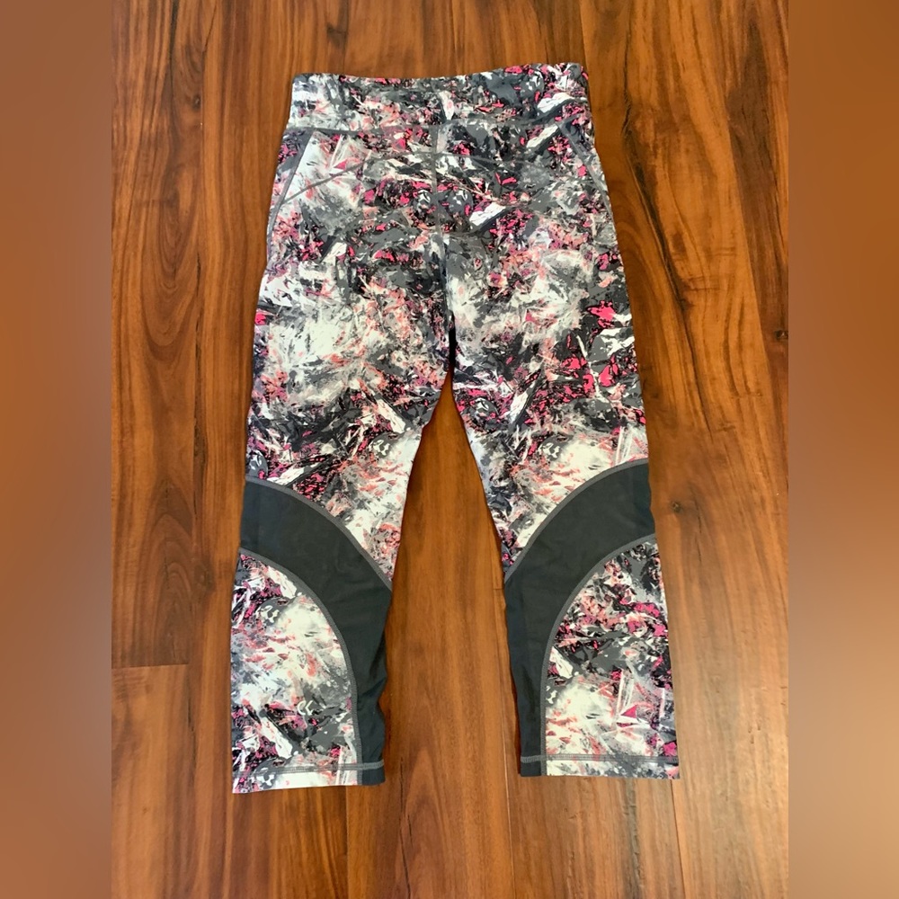LN CALVIN KLEIN PERFORMANCE CAPRIS. SUPER HIGH WAISTED. FIGURE FLATTERING. - Picture 2 of 7